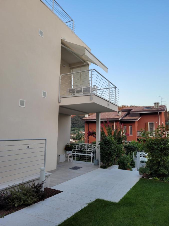 Garda View - Nuovo Appartamento Con Solarium Vista Lago Dış mekan fotoğraf